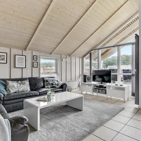 4 Bedroom Lovely In Juelsminde Holiday home *